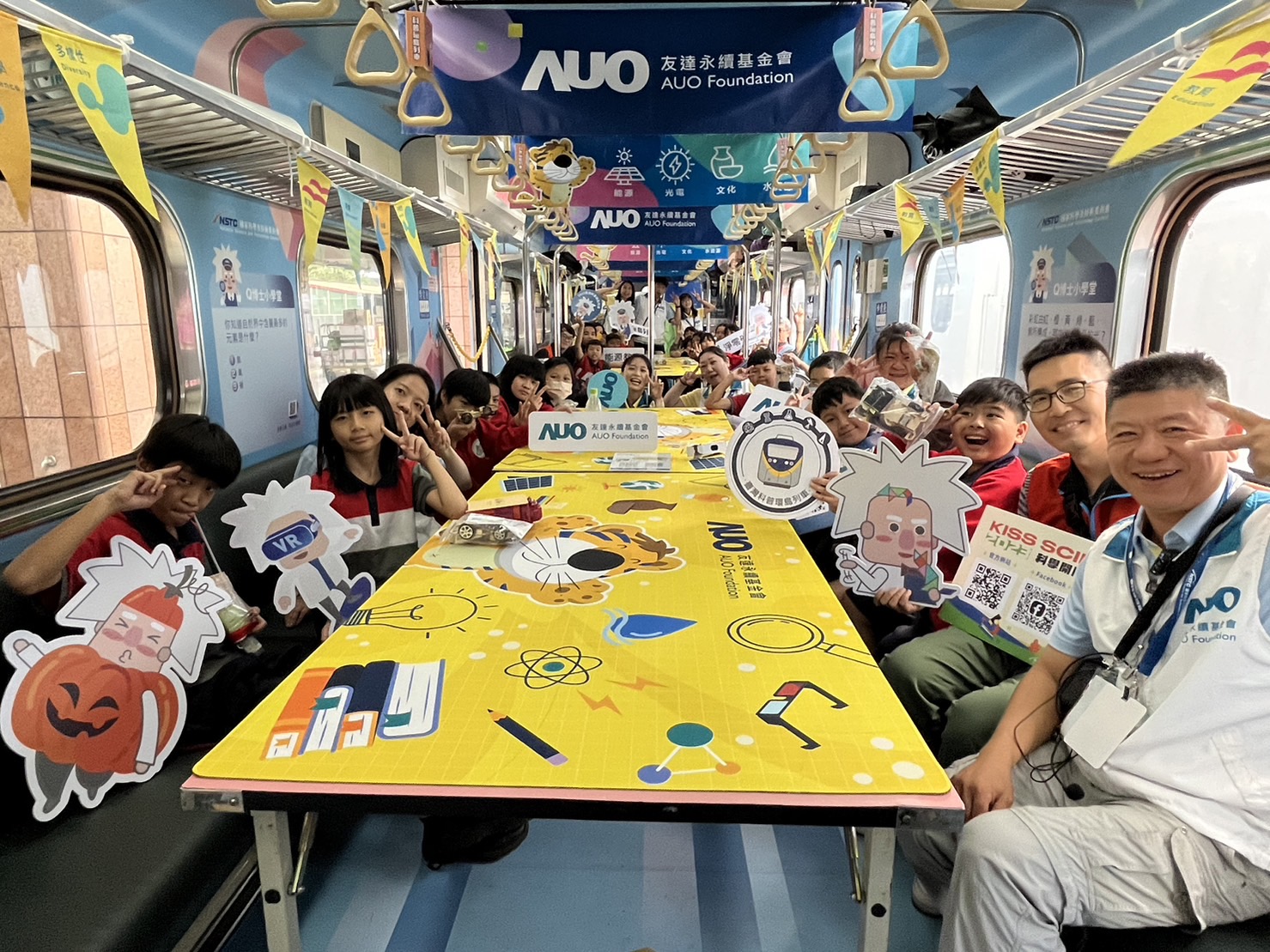 永續基金會參與「臺灣科普環島列車」，設計基礎科學車廂課程，以「淨零碳排和永續能源」為主題，讓學生透過創意實驗認識淨零知識，以及思考生活中的減碳行為