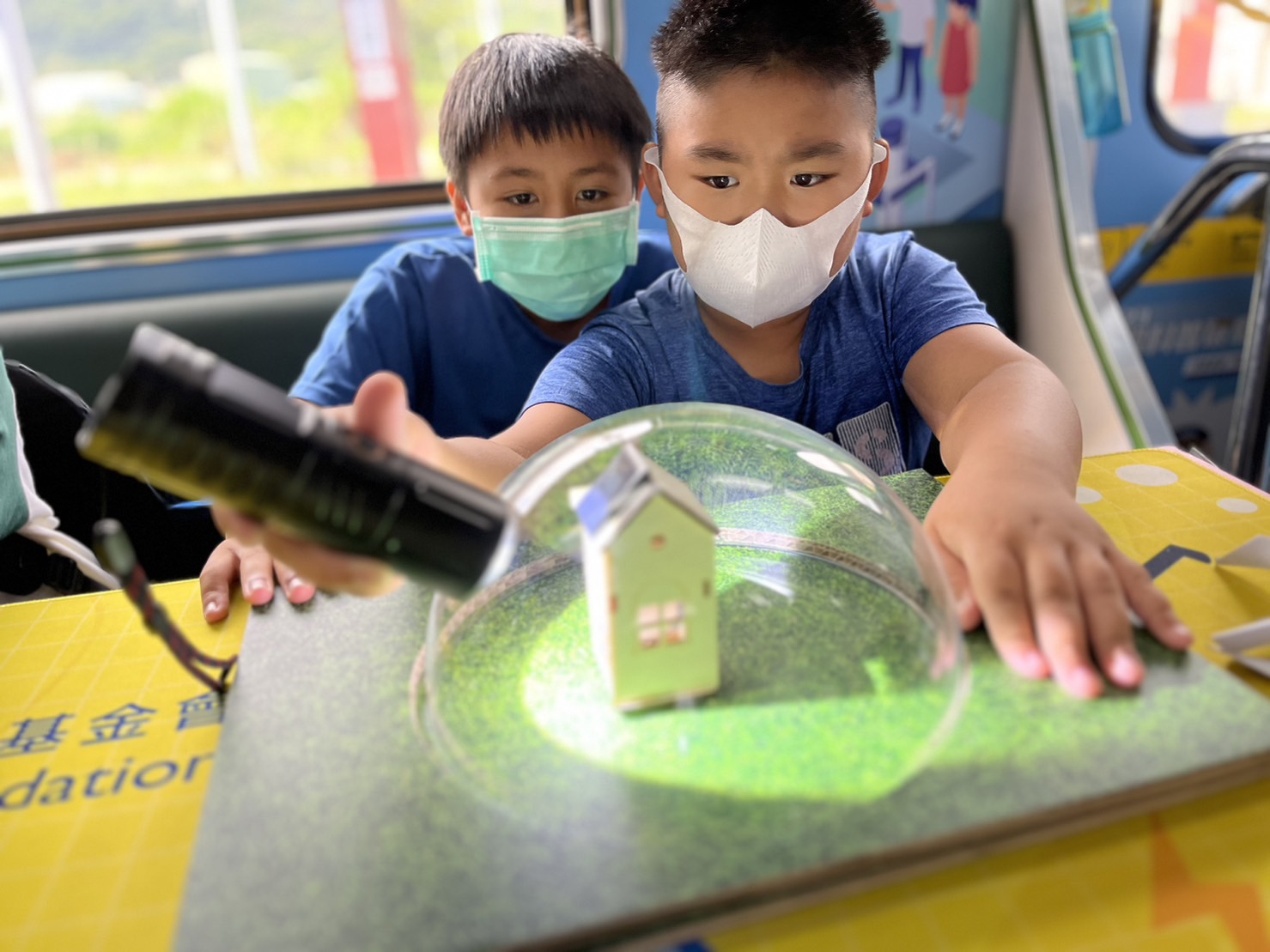 參與基礎科學主題車廂，以STEAM教學精神，設計「逐日科學家」、「太陽能工程師」以及「淨零建築師」三大能源科普課程和實驗