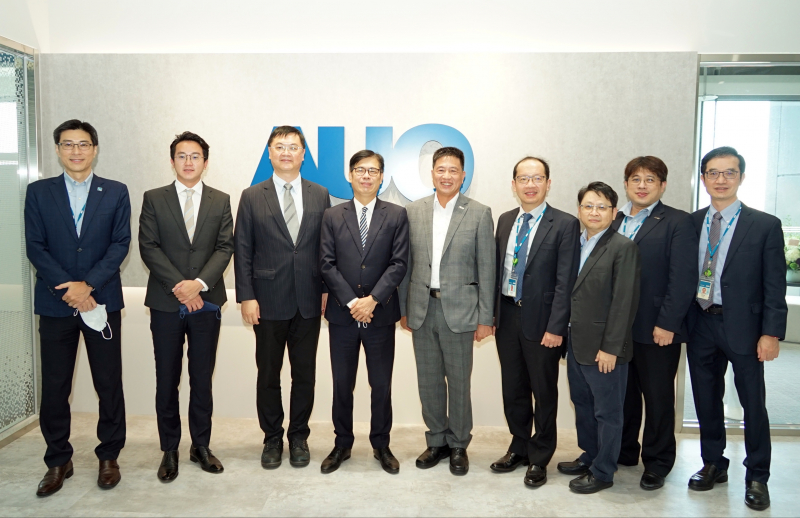 光電前進亞灣成立「AUO解決方案研發中心」，作為多元場域解決方案研發及試驗場域（圖中左為高雄市長陳其邁、圖中右為光電董事長彭双浪）